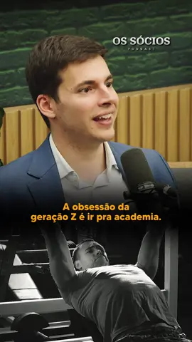 A crescente fixação da Geração Z pelos ambientes de academia revela muito mais que uma simples tendência estética. Por trás do suor nas esteiras e do compartilhamento incessante de progresso muscular nas redes sociais, esconde-se um complexo fenômeno sociocultural que merece reflexão. Esta geração, nascida em um mundo digital onde a validação instantânea se tornou moeda corrente, encontrou na transformação física um raro território onde esforço e resultado mantêm uma relação tangível e visível. Em um cenário econômico de oportunidades escassas e horizonte incerto, o controle sobre o próprio corpo emerge como uma ilha de previsibilidade: quilos levantados hoje significam músculos definidos amanhã, uma equação raramente encontrada em outros aspectos da vida contemporânea. Mais profundamente, esta obsessão talvez represente uma resposta instintiva a um mundo cada vez mais virtual. Enquanto grande parte da existência migra para pixels e algoritmos, o corpo permanece como último bastião da realidade concreta - único espaço onde transformações não podem ser simuladas por filtros. A academia, portanto, torna-se tanto refúgio quanto manifesto: uma afirmação silenciosa de que, apesar da digitalização da experiência humana, ainda desejamos ocupar e transformar o espaço físico que nos define. Comente “241” para receber o link do episódio completo! . #ossocios #podcast #brunoperini #maluperini #dinheiro #financas #investimentos #guilhermefreire #geraceos #filosofía #academia 