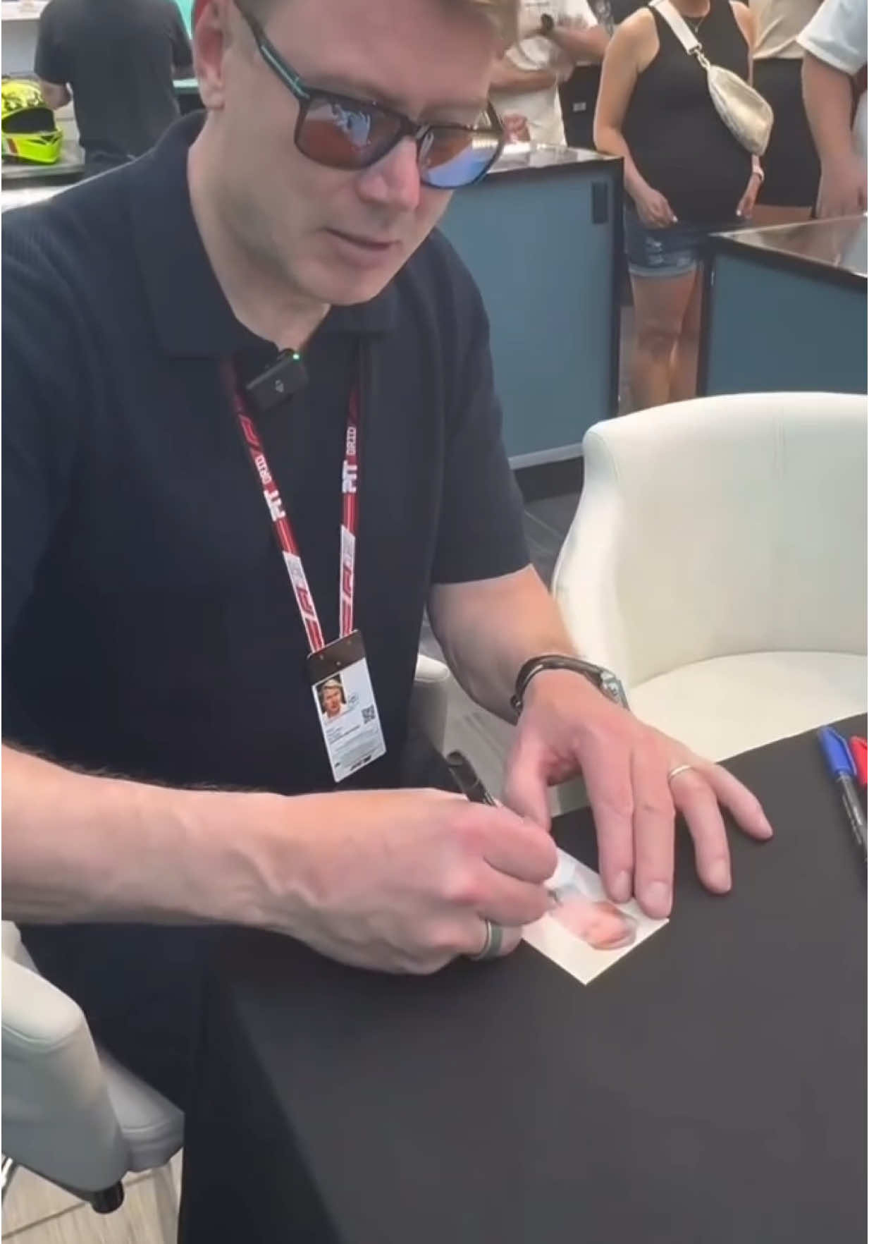 The 2 time world champion signed his 32 year old rookie card ♥️ Mika Häkkinen is such a legend 🫡 @f1mikahakkinen  #aamintcards #f1 