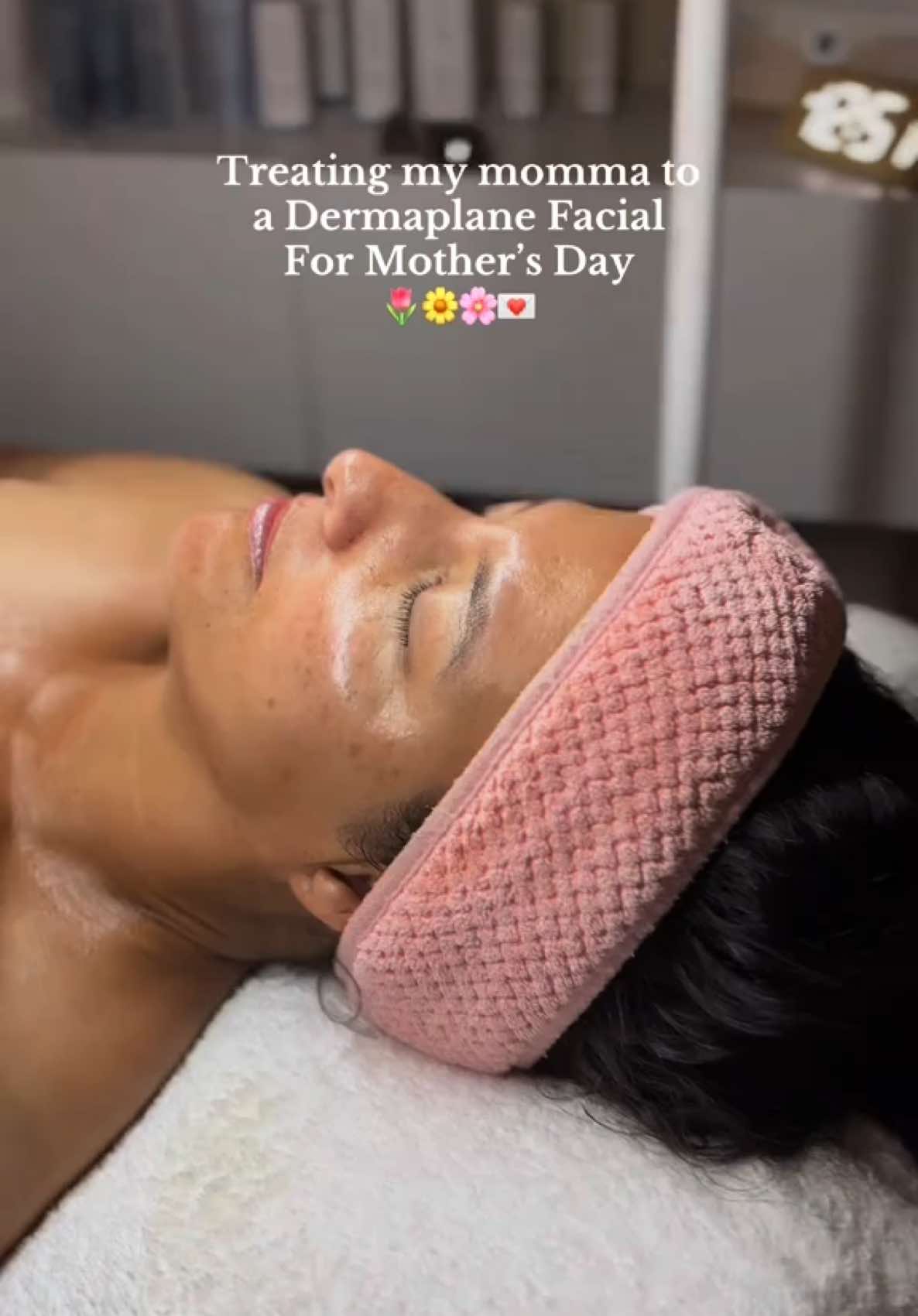 Happy Mother’s Day Momma!! 🤭✨ I gift you… GLOWING SKIN💌  #mothersday #skincare #facial #dermaplane 