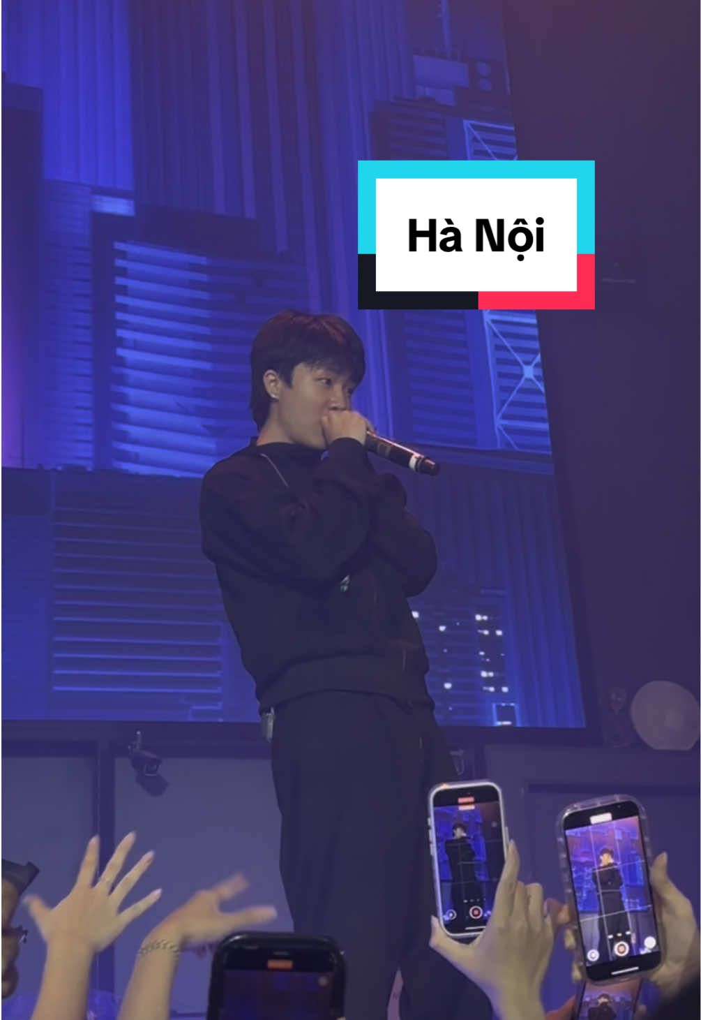 Hà Nội - Obito. Đi diễn show kể cũng nhàn, fan hát ca sỹ đứng nghe thoi #obito #obitovstra #hanoi #fybbbbbbbbbbbbbbbbbbb 