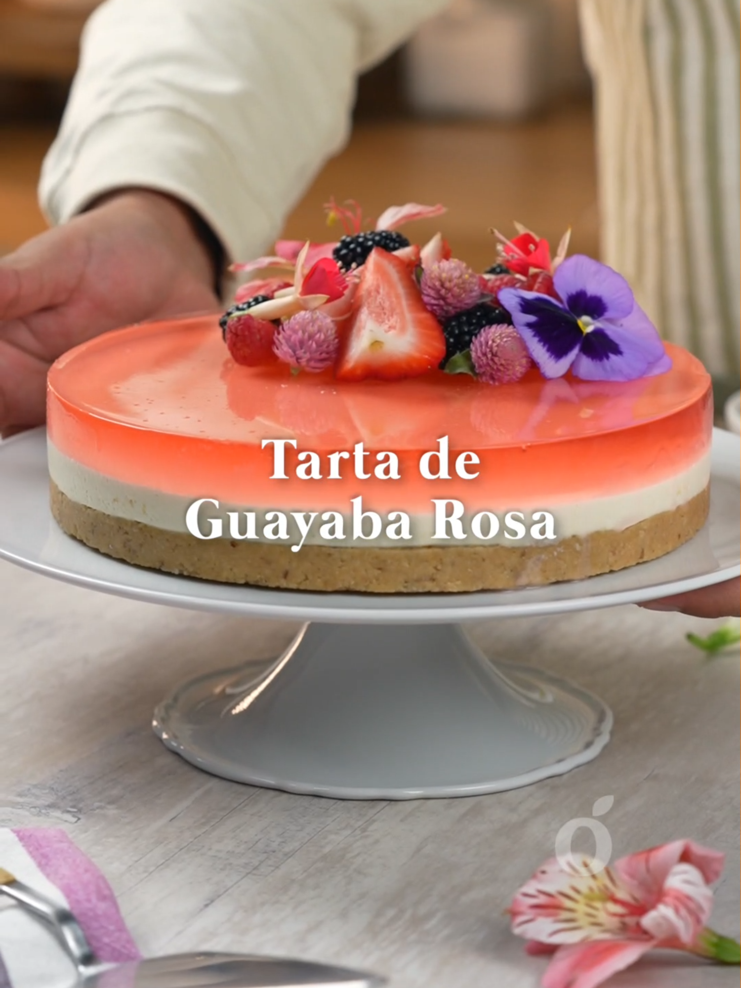 Porque mamá no solo merece flores… también merece postre 💗🌸 Esta tarta de gelatina de guayaba rosa es tan linda como ella:🌺 decorada con flores comestibles, 🍮 con un sabor suave y delicado, ✨ y hecha con todo el amor del mundo. Demuéstrale cuánto la amas con este detalle dulce y especial. Ingredientes: 1 taza de mantequilla, derretida 2 1/2 tazas de galleta de canela, molida 1/2 tazas de nuez pecana, finamente picada 1 1/2 tazas de queso crema 2 tazas de crema para batir 1 taza de leche condensada 1 cucharadita de esencia de vainilla 2 cucharadas de grenetina D’Gari®, hidratada 1 sobre de Gelatina de guayaba rosa D’Gari® 4 tazas de agua, hirviendofresa al gusto, para decorar zarzamora al gusto, para decorar frambuesa al gusto, para decorar  flores comestibles al gusto, para decorar #gelatinas #diadelasmadres #postresparamamá #postresfaciles