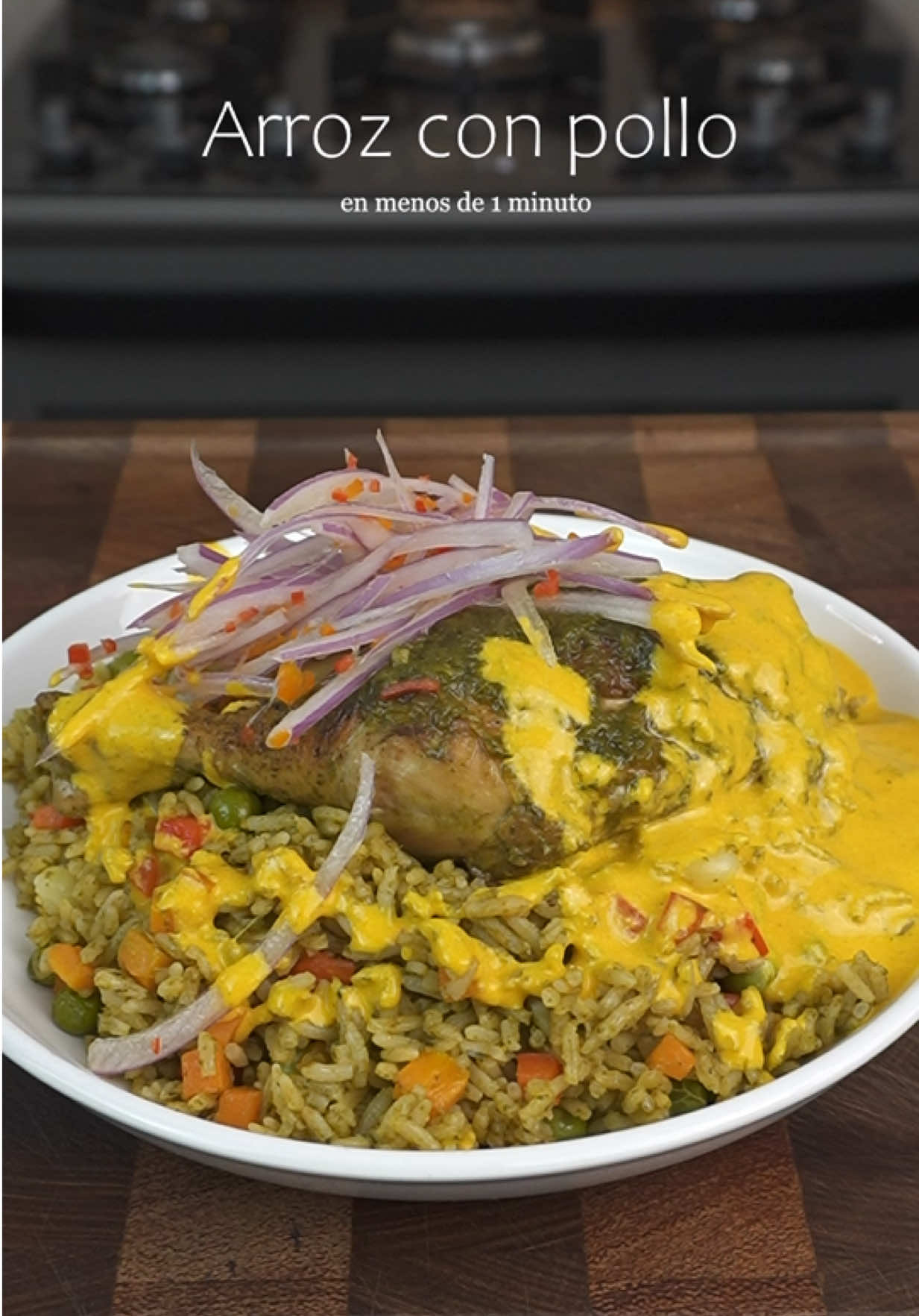 Arroz con pollo y crema a la huancaina, edición día de la madre en menos de 1 minuto! Receta: Piezas de pollo Sal, pimienta y comino 1 cebolla 3 dientes de ajo Aji amarillo licuado Zapallo loche 200 gr Licuado de 1 atado de culantro y 10 hojas espinaca 1 botella cerveza negra 2 tazas y media de arroz 2 tazas de agua 2 tazas y media del aderezo verde 1 choclo 1 zanahoria Arverja 300 gr 1 pimiento rojo HUANCAINA: 7 ajies amarillos Cebolla 100 gr 3 dientes de ajo Queso fresco 300 gr Galleta soda 1 paquete Leche 250 ml #arrozconpollo #arroz #comidaperuana #peruvianfood 