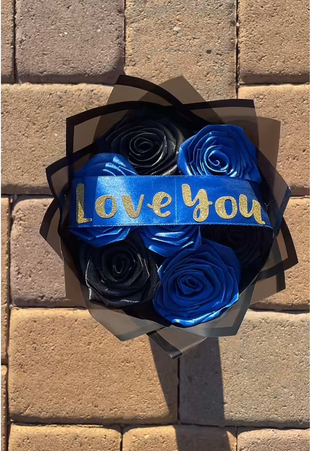 A beautiful blue and black bouquet 😍🌸#flowers #eternalflowers #eternalflorist #bouquets #ramosbuchones #ramoseternos #SmallBusiness #blackandblue 