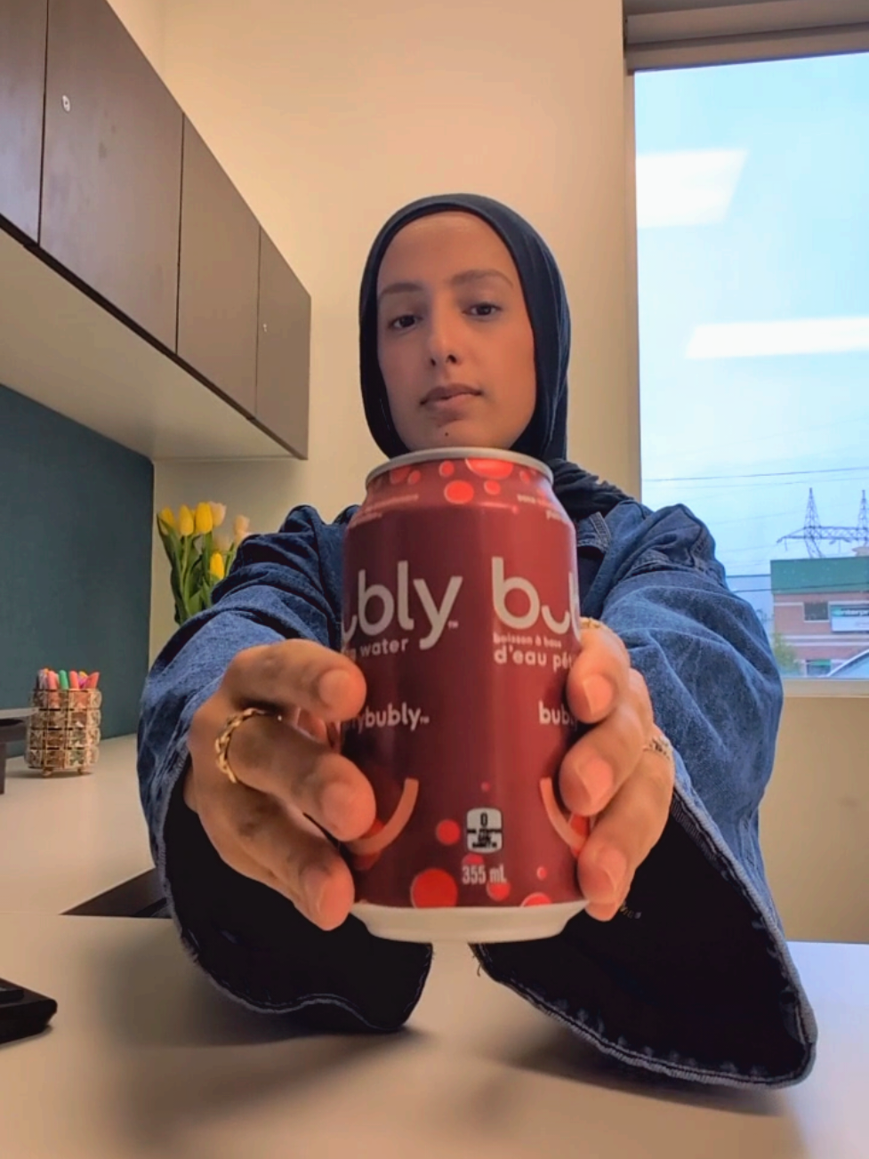 Team eau pétillante ou rien ✌️#BublyTime @bubly water  #bubly #eaupetillante #decouverte #premierevideo #tiktokquebec #tiktokfrance #fyp #pourtoi #hijab 