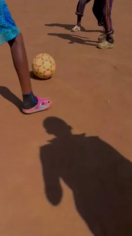 The worst referee in history of the street football 四鸟台 #football #funny😂😂😂 #FootballSkits #ComedyShorts #VillageBallers #ZaidKicks #VillageBallers @433 