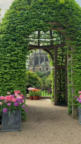 One of the best castles in the country, IMO. I picked this destination randomly and had no expectations but it turned out absolutely beautiful, especially during bloom season and with good weather. I paid £16 for garden access only. Next time, I’ll definitely go inside the main building and catch the tulip festival again. 📍Arundel Castle BN18 9AB About 1,5hours by train from London Victoria to Arundel, then a 15-min walk or 5-min bus ride to the castle.