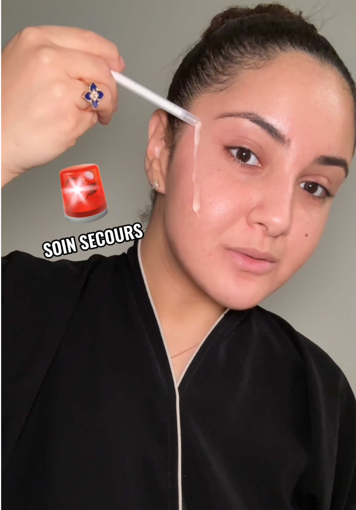 Publicité @ADERMA_France | Ce sérum ne promet pas une peau parfaite. Il fait mieux : il restaure l’homéostasie cutanée : l’équilibre de la peau pour bien fonctionner, se régénérer, et mieux vieillir ! Le sérum Épithéliale Ultra Repair d’A-Derma est un soin réparateur conçu pour agir sur les premières rides : 1) Avoine Rhealba® : apaisante, antioxydante, rééquilibrante, 2) Acide hyaluronique : hydratant, repulpant, renforçant,      Ce duo d’actifs restaure la barrière cutanée, limite les inflammations et soutient la capacité naturelle de la peau à se défendre contre les signes de l’âge. C’est un anti-âge par la réparation, pas par la sur-stimulation. Et toi, c’est quoi ton réflexe quand ta peau perd son équilibre ? #aderma #epitheliale #antiage #peausensible #soindelapeau #serumvisage #skincareroutine #frenchpharmacy #cleanbeauty #avoine #yourmarksoflifematter #skincare