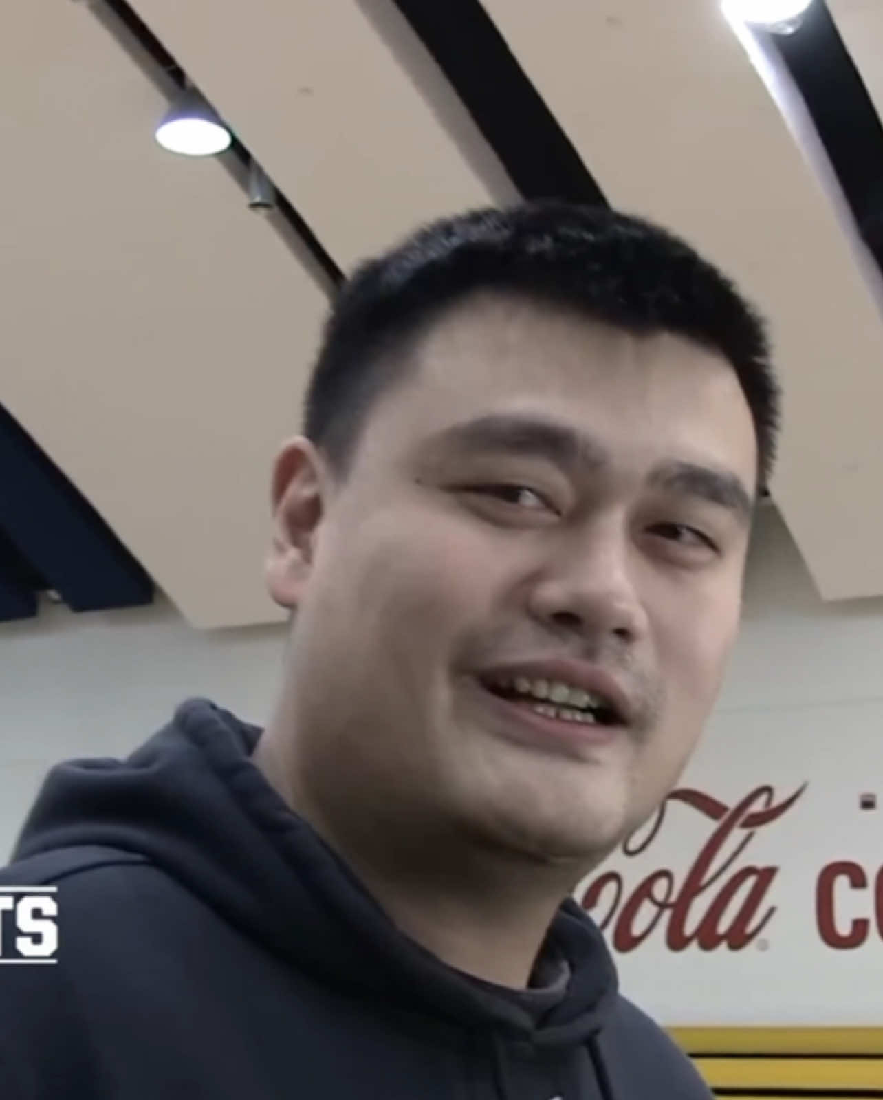 So that’s how he learned 🇨🇳🏴󠁧󠁢󠁥󠁮󠁧󠁿 #yaoming#funny#yao#mong#china#english#basketball#sports#edit#sportsedit#fyp#foryoupage#targetaudience 