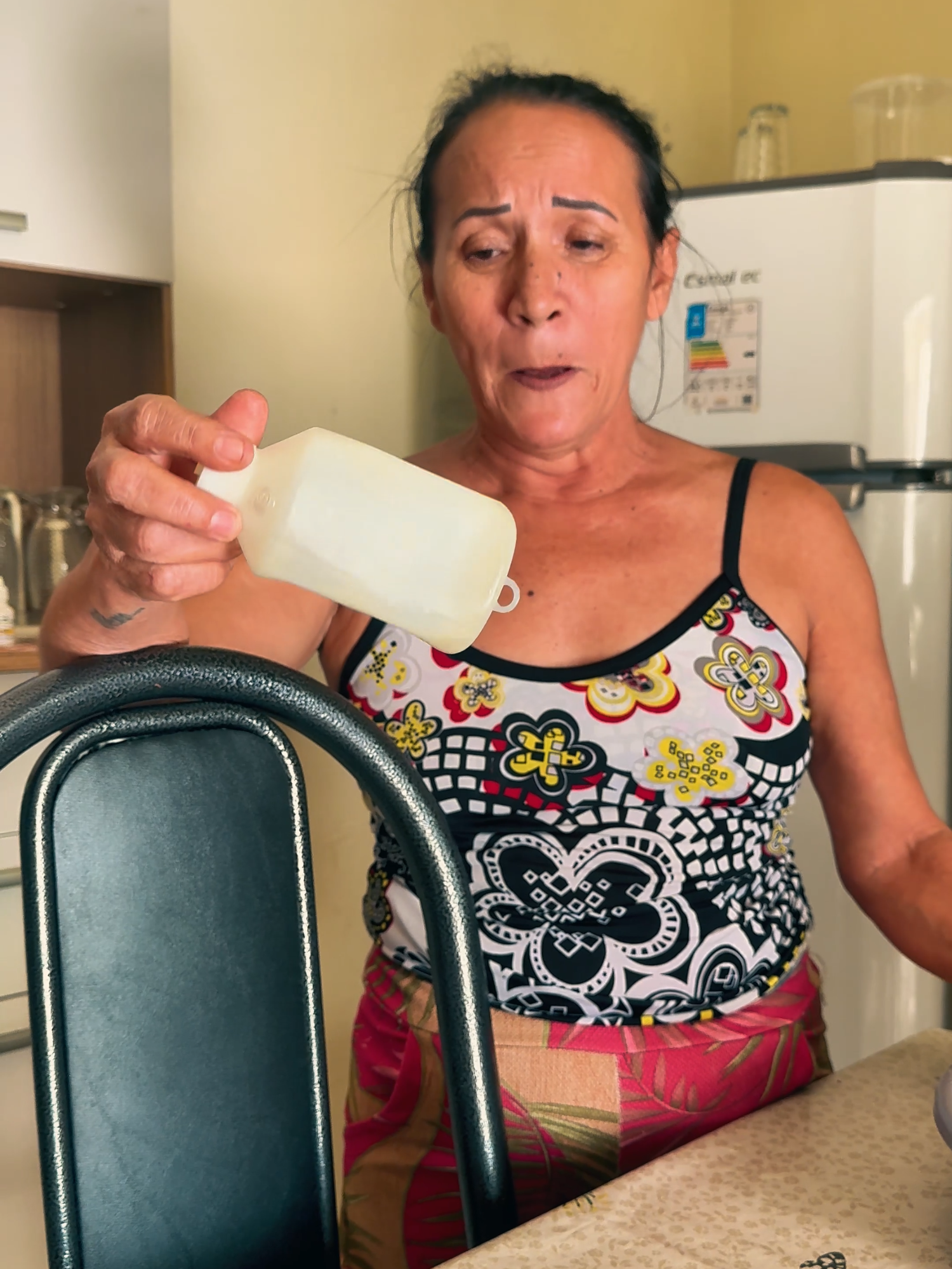 Este é o relato de Dona Ivoneide, de sua dura realidade cuidando de seu filho Welisson, que vive em estado vegetativo. Á véspera do Dia das Mães, esta mãezinha só quer a garantia dos direitos de seu filho de forma integral, dando suporte a uma rotina exaustiva e solitária de cuidado, de resignação, e sobretudo: de amor. Oficiamos os órgãos competentes para que seja feita uma visita técnico-social a esta mãe, para que aquilo que é direito mediante a saúde pública seja disponibilizado, mas também que se olhe com empatia, que não se fique preso à burocracia, que o serviço público seja uma ponte, e não uma barreira para os cidadãos.  São situações como estas, são relatos como estes, que todos os dias chegam até mim, que me dão a certeza de que o trabalho não pode parar! Esta é a Várzea Alegre que aqueles que lucram quando o povo sofre não querem que você veja, está, é a Várzea Alegre Real! #mandatopopular✊🏼✊🏾✊🏿 #VárzeaAlegre #MichaelMartins #FaltaDeEmpatia #políticaspúblicas #JustiçaSocial #saúde #DiaDasMães