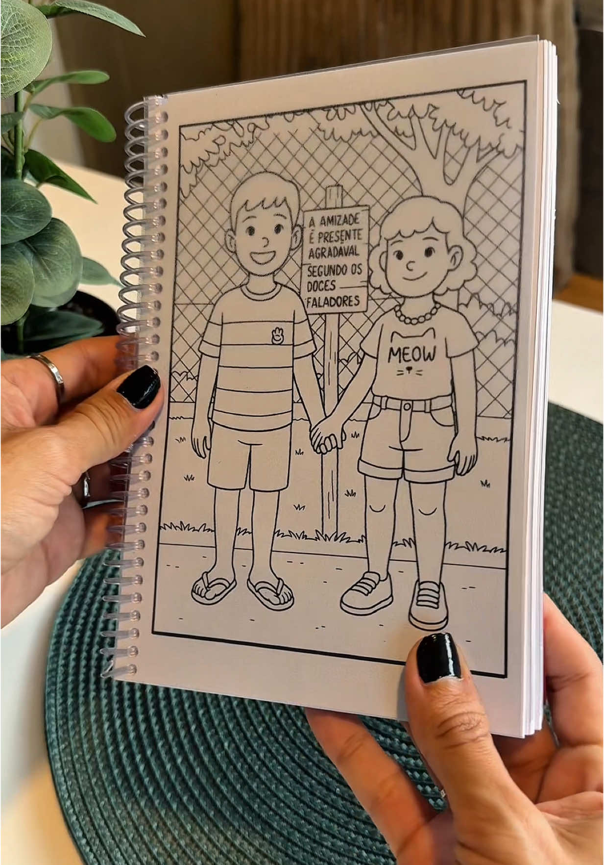 Como criar desenho para colorir usando Chat GPT PROMPT: Quero que transforme essa imagem em uma versão de desenho para livro de colorir, seguindo essas orientações: Use linhas pretas finas e bem definidas. Estilo de traço simples, fofo e limpo, ideal para ser colorido depois. Não adicione sombras nem cores: apenas contornos. Mantenha os principais elementos da foto, simplificando detalhes complexos. Se houver pessoas ou objetos, desenhe de forma amigável e arredondada. Deixe espaços bem definidos para facilitar a pintura. Não adicione novos elementos que não estejam na foto original. Gere a imagem no estilo “livro de colorir” tradicional: traços pretos no fundo branco.