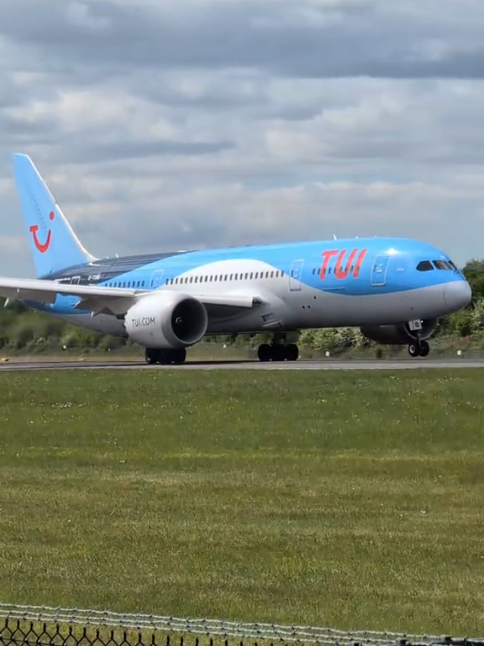 TUI Boeing 787-9 Dreamliner with a smooth touchdown back into Manchester  @TUI UK & Ireland  #planespotting #manchesterairport #fyp #aviation #boeing #viralvideos #tui #787 