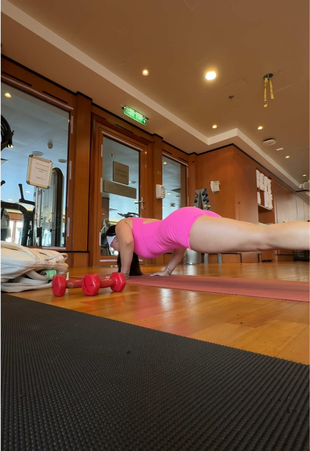 Ok the form isn't perfect but I still felt like a lil champ 🥹 #gymrats #pushups 