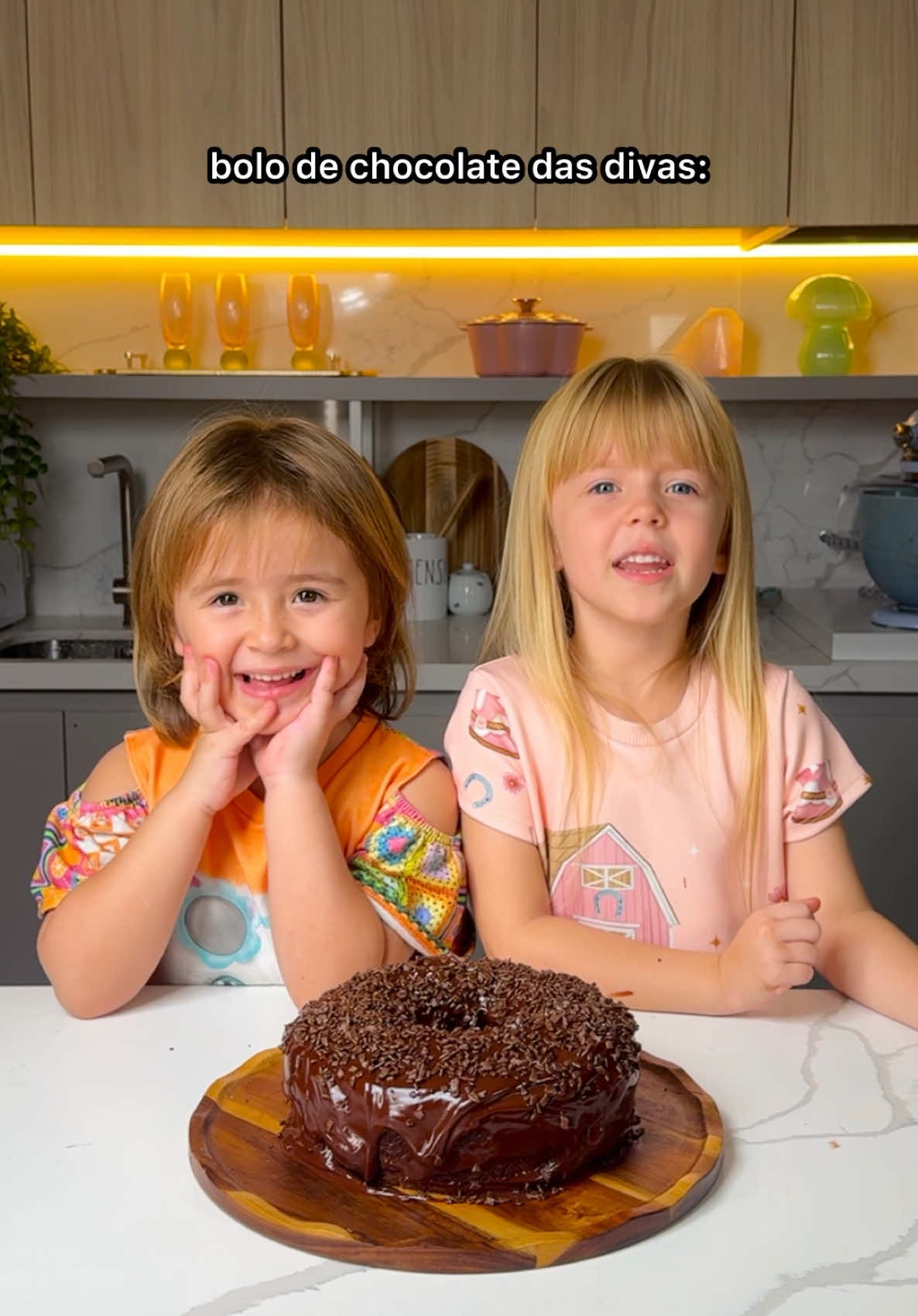 Vocês piscaram e as divas já fazem seu próprio bolo de chocolate, posso me aposentar?  Ingredientes: 3 ovos 1 xícara de leite morno ou agua  3 colheres de manteiga ou oleo de coco 1 xícara açúcar demerara ou adoçante, eu usei 1/2 xícara de mel 3 xícaras de aveia flocos finos 1/2 xícara cacau em pó 1 colher de amido de milho (opcional) ajuda a deixa mais fofinho 1 colher de sopa fermento em pó bater tudo no liquidificador e colocar pra assar em forno pré aquecido a 200 graus por 35 minutos  cobertura 200g de chocolate, eu usei 70% 1 caixa de creme de leite