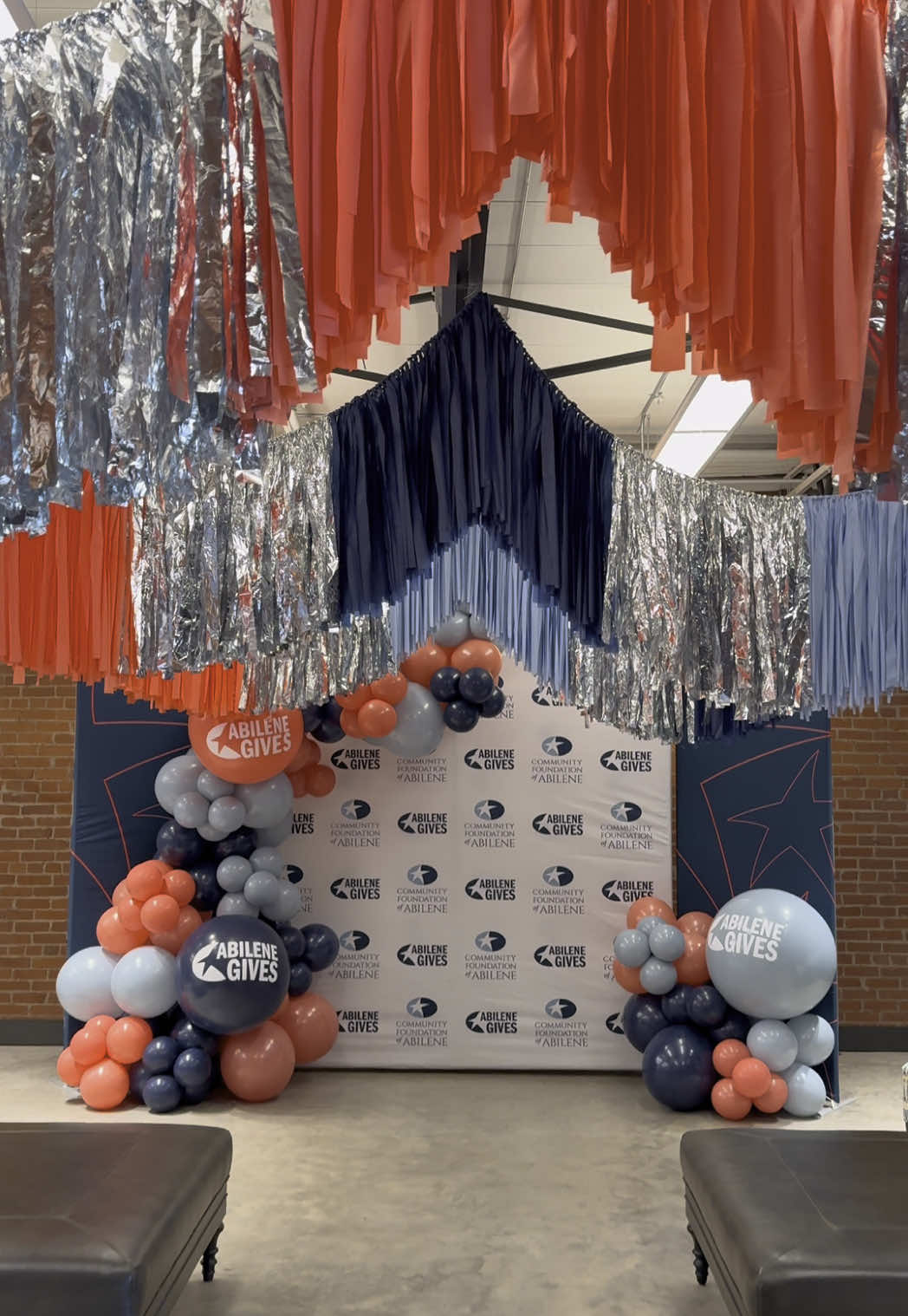an afternoon of balloons and streamers ✨  #balloon #balloons #balloonartist #balloondecor #balloongarland #balloonarch #balloontutorial #streamers #partystreamers #ceilingstreamers #ceilingdecor #DIY #diyproject 