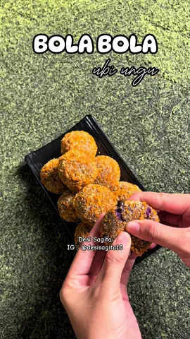Resep BOLA BOLA UBI UNGU  Bahan :  •400gr ubi ungu •2sdm gula pasir •2sdm tepung maizena •Coklat batang  Bahan baluran : •3sdm tepung terigu •60ml air •tepung panir Selamat mencoba ❤️  #resepsimple #reseprumahan #resepmudah #bolabolaubiungu #bolabolaubi #bolaubicoklat #olahanubiungu #olahanubi #bolabolaubicoklatlumer #cemilan #idejualan 