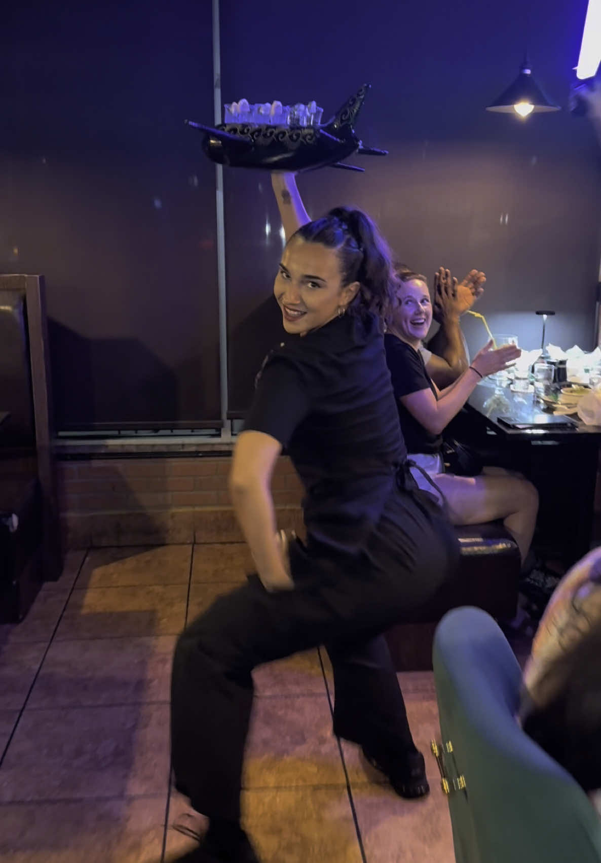 @Selene Gala el reggaeton la pone friki ✈️🥳 @Karol G @Feid come dance with us 💃🕺:📍3015 SW Pine Island Rd #117, Cape Coral, FL 33991 USA  • #viral #fyp #trend #trending #dance #airplane #karolg #feid #friki #vibe #restaurant #foryoupage #capecoral #swfl 