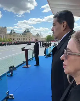 Impresionante e imponente desfile militar en la Plaza Roja de Moscú con motivo del 80° aniversario de la victoria en la Gran Guerra Patria. Venezuela se hace presente en tan emblemática conmemoración, junto a más de diez mil hombres y mujeres. ¡Rusia es invencible! Como Jefes de Estado presentes en Moscú, rendimos un emotivo homenaje a los mártires de la gesta histórica y victoriosa de la Gran Guerra Patria, con una #OfrendaFloral ante la tumba del #SoldadoDesconocido. ¡Honor y Gloria Eterna!  @Nicolás Maduro 