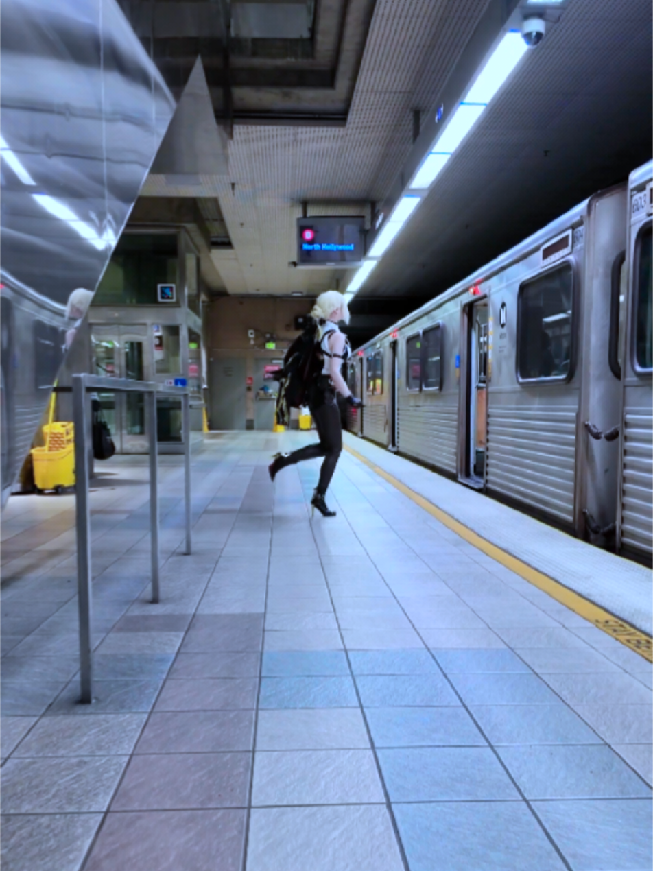 How it feels to run into an invisible wall in videogames (cosplay edition) ! I love cosplaying Evelyn and walking around random places bc it feels like ZZZ in real life (I use her as my primary walking around character) @Zenless Zone Zero  #zzzcreators #zzzcosplay #zenlesszonezero #evelyncosplay #evelynchevalier #cosplayinginpublic 