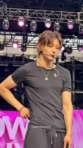 he flexing his body 😭 #anton #riize #anton #antonriize #RIIZE #fyp #FYP 