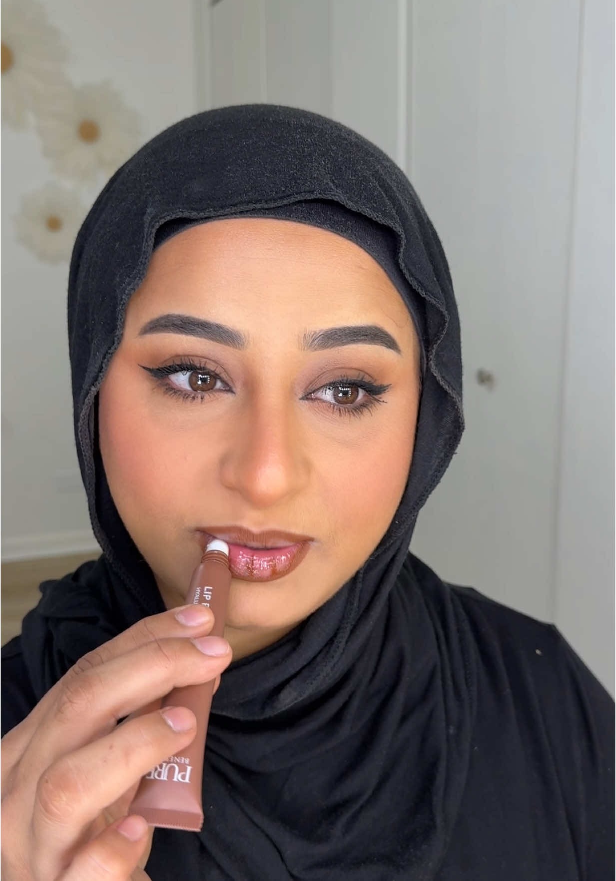 هل أتزوج من ابن عمي، بليز ساعدوني!  تفاصيل المكياج:  Details: color corrector and bronzer @tarte cosmetics  Primer @elfcosmetics  Foundation @L’Oréal Paris  Concealer @Too Faced  Liquid blush @Alamar Cosmetics  Liquid bronzer by Lacura from @ALDI USA  Loose / press powder and eyeliner @Huda Beauty @hudabeautyshop @Huda @Alyakattan  Blush  @sephora @Sephora Collection yebrow gel and lip liner @NYX Professional Makeup  Mascaras @Benefit Cosmetics  Setting spray @Maybelline New York  Lips plump by Pure Benefits from @Burlington  #hudabeauty #huda_beauty #makeup #makeuptutorial #grwm #storytime  #مكياج #قصص #عرب_تيك_توك #نجاح_بني_حمد #اكسبلورر #الشعب_الصيني_ماله_حل😂😂 #الشعب_الصيني_ماله_حل😂✌️ #مالي_خلق_احط_هاشتاقات🦦 #الاردن_فلسطين_العراق_سوريا #اليمن_صنعاء_تعز_اب_ذمار_عدن_وطن_واحد #السعودية_الكويت_مصر_العراق_لبنان_قطر 