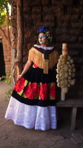 En Teotitlán del Valle, Oaxaca… una mujer lleva la luz de su pueblo en las manos. Doña Viviana Álvarez, artesana zapoteca, moldeando velas de cera de abeja como lo hacía su abuela… flor por flor, con paciencia y amor. Cada vela cuenta una historia… de herencia, de fe, y de orgullo. Esto es Casa Viviana. Aquí la tradición no se apaga… se enciende. #CasaViv#CasaVivianav#DoñaVivianan#HechoEnOaxacan#MexicanCraftsp#ArteZapotecar#WomenCreatorsM#CandleMakingi#FYPM#TikTokMexicoi#TradiciónVivan#ArtisanTokr#VelasArtesanalest#SupportLocalaViva #foryoupage 