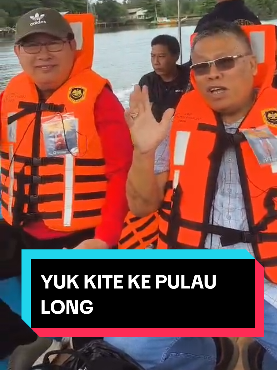 Hari ini saya bersama Pak Wabup dan jajaran Pemkab Beltim pergi ke Pulau Long, Selinsing, Gantung. Di sana Saya dan Pak Wabup akan melakukan beberapa kegiatan untuk warga di sana. Kegiatan ini bertujuan untuk melayani masyarakat Pulau Long dan tentunya memenuhi janji kami pada saat kampanye yaitu memperhatikan kehidupan masyarakat pulau. Di antaranya Pemeriksaan Kesehatan Gratis, Beranjuk de Rumah Kampong, penyerahan bantuan peralatan sekolah, penyerahan toilet portable, pemasangan jaringan internet, hingga pemasangan lampu jalan. Mohon doanya untuk kelancaran giat hari ini.  #kamarudinmuten #khairilanwar #beltim #nyamanbekawan #beltimmaju #beltimberkemajuan #beltimmajudanberkemajuan 