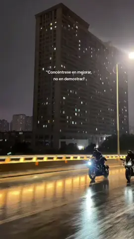 虽说四轮能为你遮风挡雨 但是机车的洒脱是四轮给不了的#雨夜#机车男#替我自由 #qjmotor #parati #fyp #Viral 