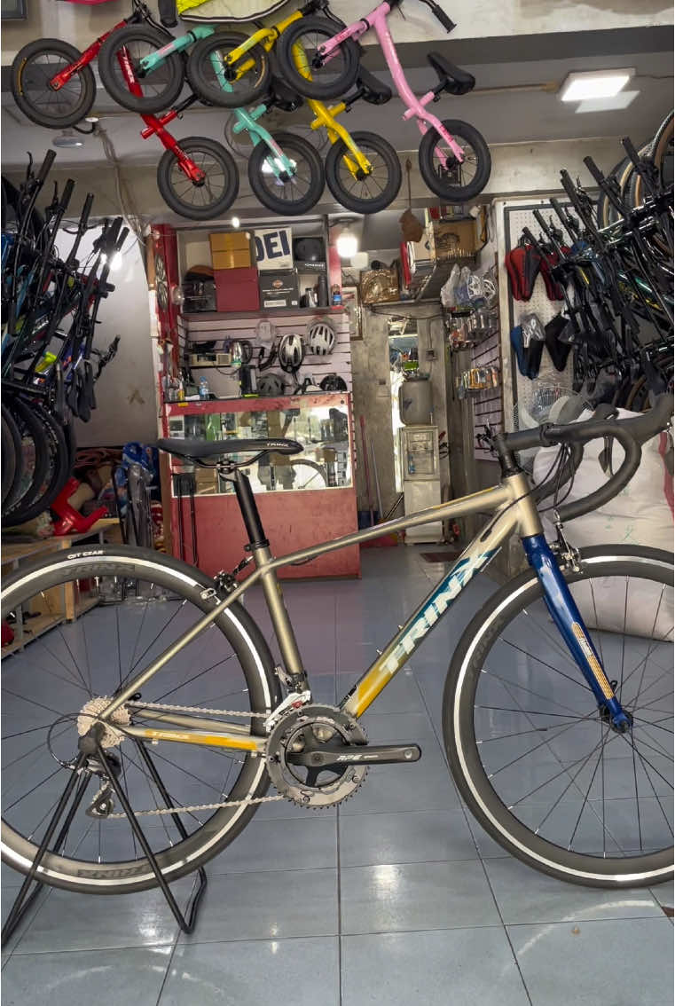အရပ် ၅’ ဝန်းကျင်ရှိပြီး  Trinx Brand ထဲမှ  Budget Road Bike ကောင်းကောင်း ရှာနေသူများအတွက်  Trinx - Climber : 2.0  Price - 1’110’000 (ဆယ့်တစ်သိန်းတစ်သောင်းကျပ်) size - 42”  6061 alloy frame  SHIMANO Claris 2 x 8  Rims brake  Solon car ball hubs  CST  CZAR 700 x 25 tyre  11.5 kg Made in China  (www.trinx.com) 09-255567271  09-785161323 #ostoremdy #fyppppppppppppppppppppppp #mandalay #bikemyanmar #mandalaymyanmar🇲🇲 #Trinx #Climber2.0 #Myanmarmtb