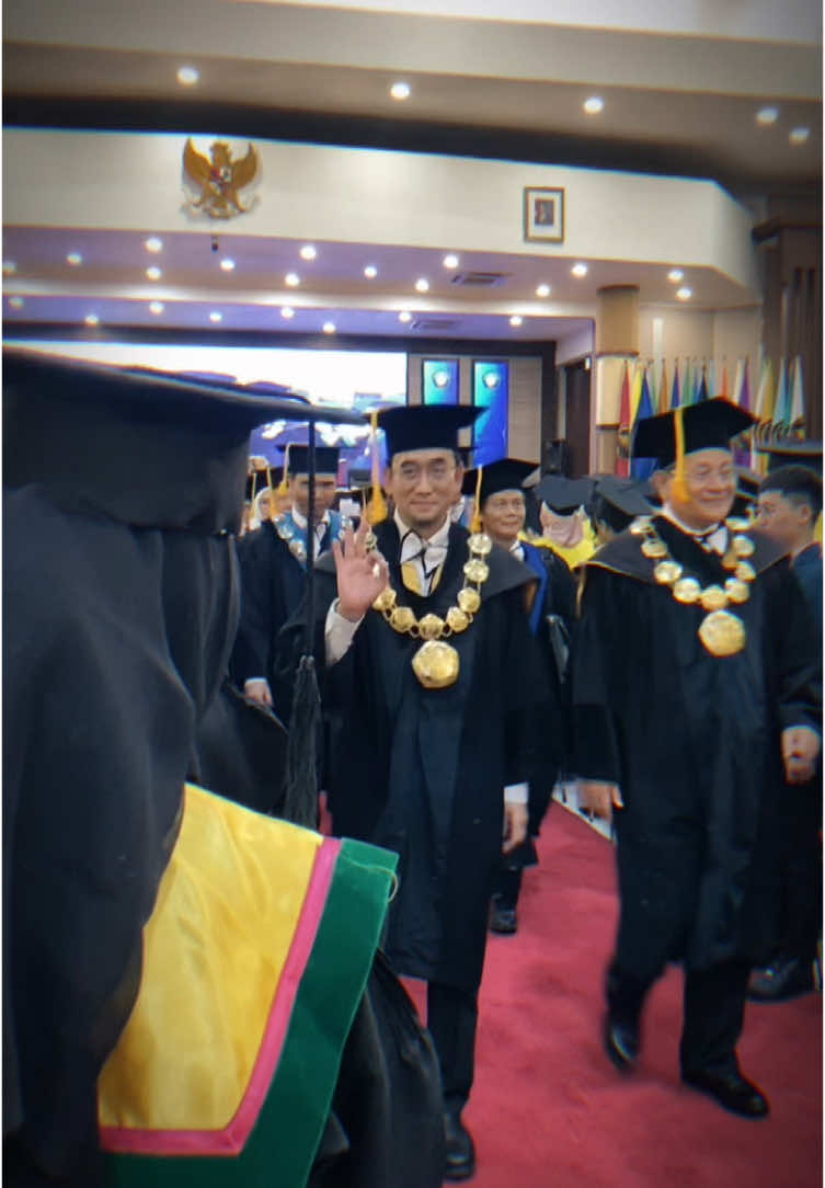 Pesona bapak rektor gahol 🫰🏻 #wisuda #brawijayauniversity #malang #brawijaya #ub 