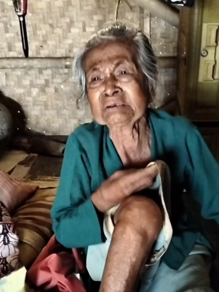 Bikin nangis hati teriris kasihan nenek ini tinggal sendiri digubuk kecil dalam keadaan sakit sakitan kadang makanpun seadanya.motivasi hidup untuk selalu  berbagi untuk orang yang membutuhkan   😭 #berbagikebaikan #motivasi #berbagirejeki #opendonasi #videosedih  #fypシ゚ 