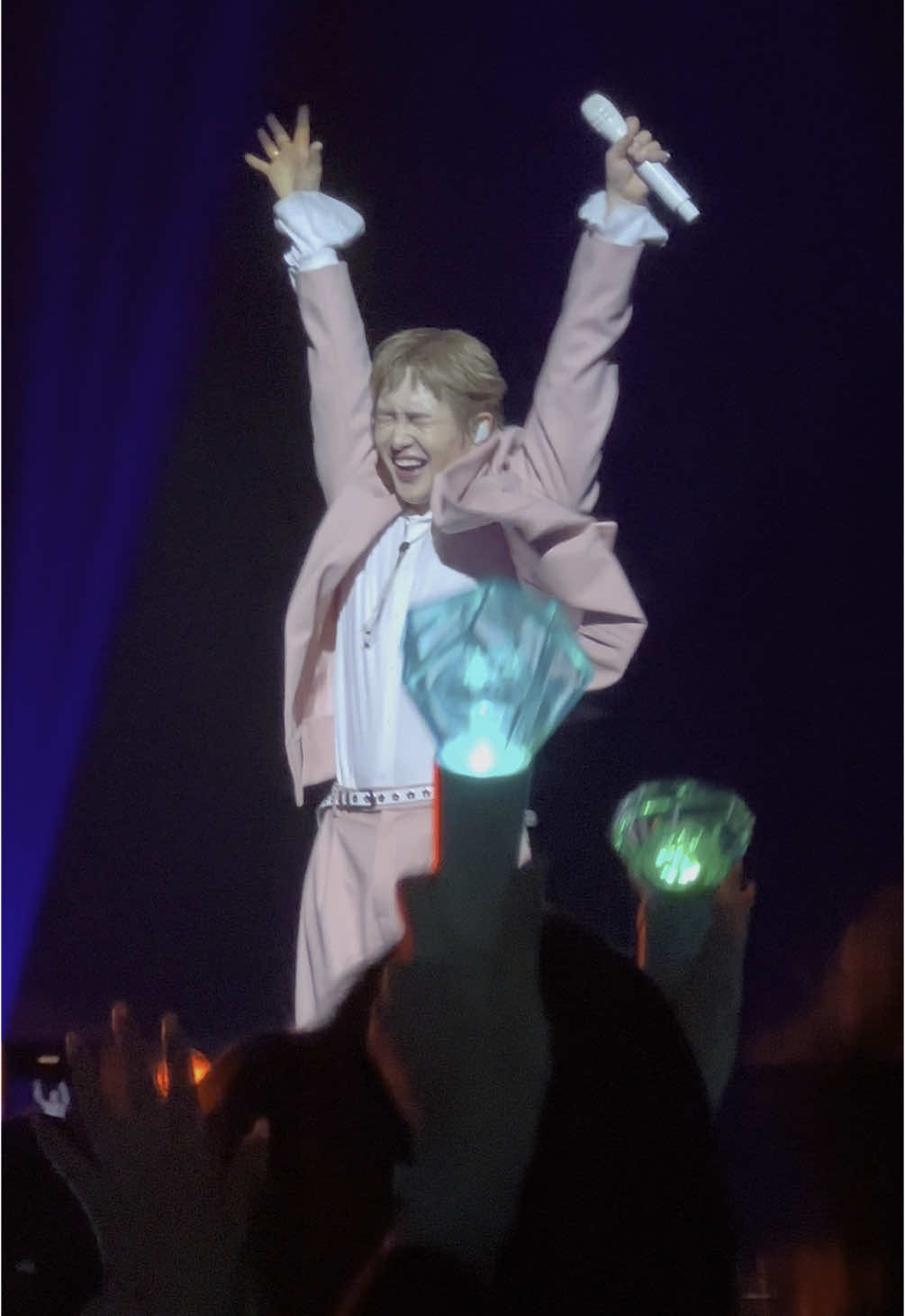 ONEWWWW 🥹🥹🥹 his last stop on his tour it was a life changing experience #onew #shinee #leejinki #kpop #온유 #샤이니 #이진기 