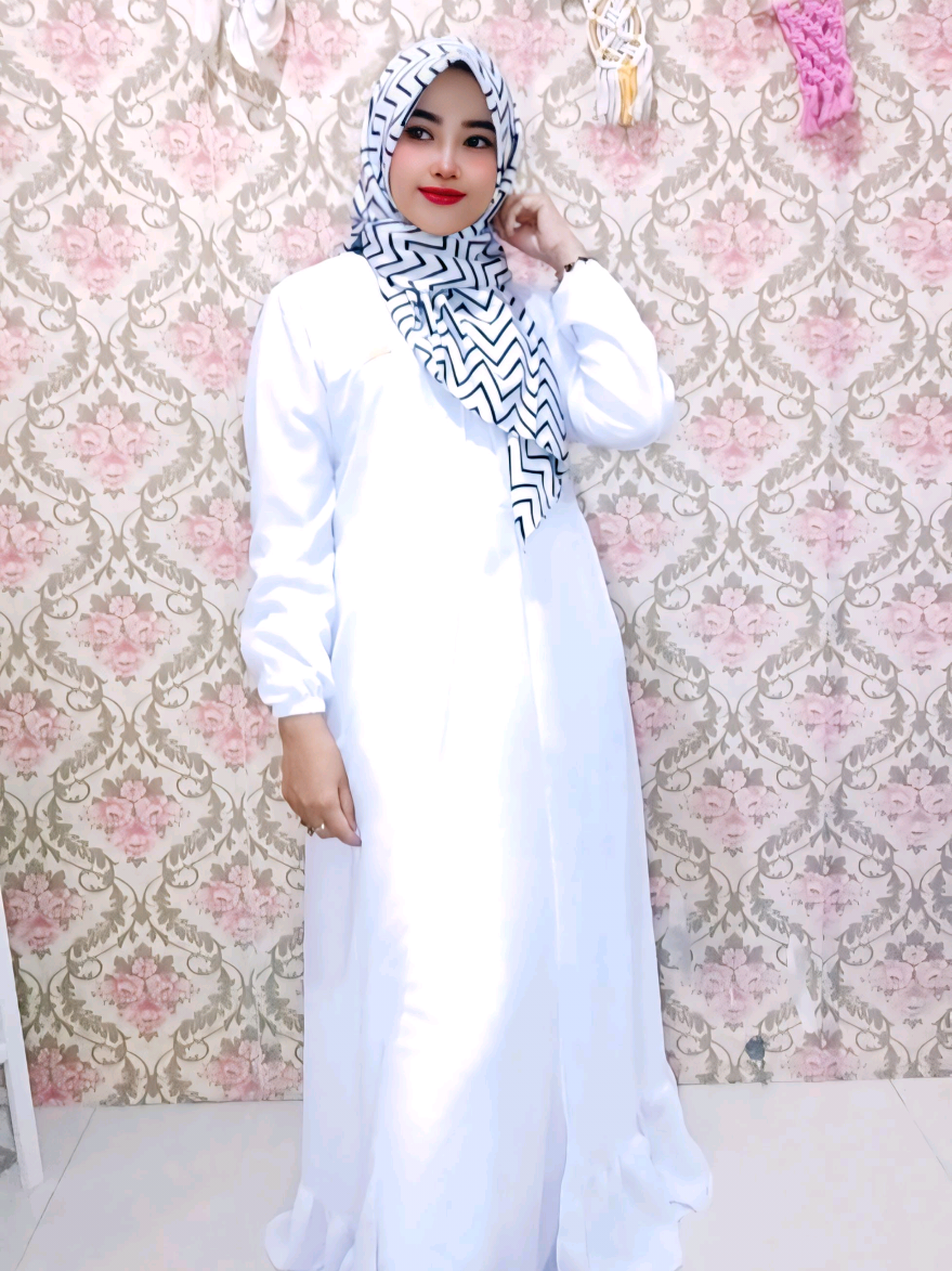 Akhirnya nemu jg gamis yg berwarna putih bersih bgni, kebnykan yg di jual warna putih tulang, udh gitu bny pilihan warna jg loh  Yg mau samaan, linknya ada di bio profil aq No. 2 😙