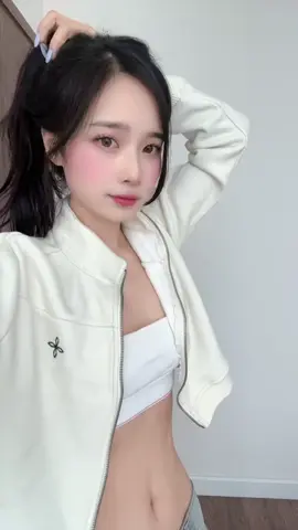 Ê buộc tóc cũng thấy xinh ha :))