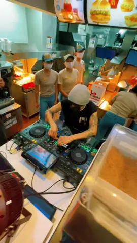 Farrita en un McDonald? El que se parche gana 🔥 #mcrave #madcombo #techno 