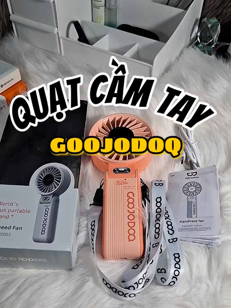 [Review Quạt Cầm Tay] – Mùa nóng này xài cái này đúng “đã”! Gọn – mát – đẹp, mang đi đâu cũng tiện. Em này là của GOOJODOQ, dùng thử 3 ngày là ghiền. Anh/chị nào đang tìm quạt mini dùng mùa hè, thử nghía qua nhen! (Có sẵn trong giỏ hàng nếu cần tham khảo ạ) #ropham_review #reviewdochoihe #quatcammini #quattaygoojodoq #xuhuong2025  #ropham_giohang