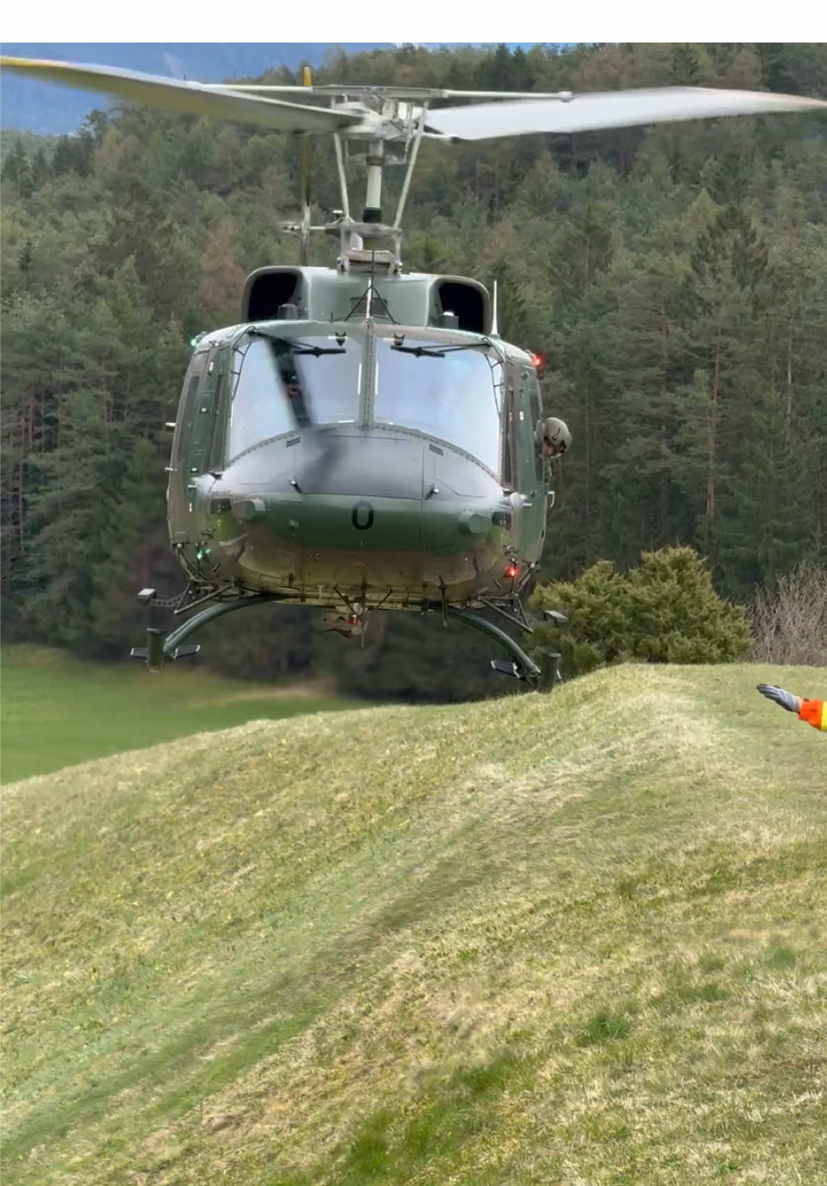 Bell-212 came close to us #sound #action #airforce #pilot #aviation #hubschrauber #militär #übung #excersise #militär #helicopter #close #huey #bell #bundesheer #feuerwehr #firefighter 