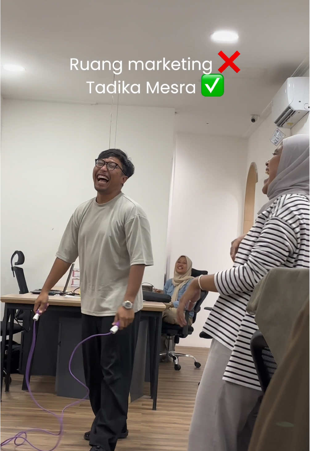 Penyemangat di kantor, kerjaan seabrek kl lingkungannya kyk gini sih auto jd badut semua 🤡 