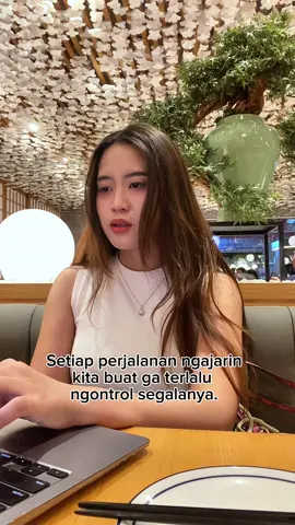 Kadang, melepaskan bukan berarti menyerah. Tapi justru mempercayai bahwa apa yang bukan milik kita hari ini, mungkin memang tak pernah ditakdirkan untuk kita. ❤️‍🩹✨ Percayalah pada proses, bahkan ketika semuanya terasa kacau. Karena hidup bukan tentang mengontrol setiap detailnya, tapi tentang bagaimana kita bertumbuh melalui ketidaksempurnaan. ⏳ Dan yang sering kita lupakan? Semua hal indah butuh waktu untuk mekar. 🌸 Jadi, ketika dunia tak berjalan sesuai rencana, tanyakan pada dirimu: “Apa pelajaran yang bisa aku ambil dari ini?” Mungkin melalui kekacauan, hidup sedang mengajarkan kita cara berdamai, cara berserah, dan cara bertumbuh. 🌊🍃 #HealingJourney #clarityjourney #SelfImprovement #growth 