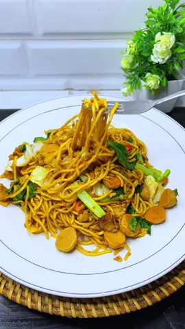 Mie Goreng sat set  Resep : • 2 sdm kecap manis  • 1 sdm kecap asin • 1 sdm saus tiram  • 2 sdt Desaku bawang putih bubuk  • 1/2 sdt Ladaku merica bubuk  • 1/2 sdm garam  • 3 sdm air  • 4 buah bawang merah  • 2 butir telur  • bakso  • sawi  • kol  • cabe #miegoreng_satset #masakanrumahan #mie #miegoreng 