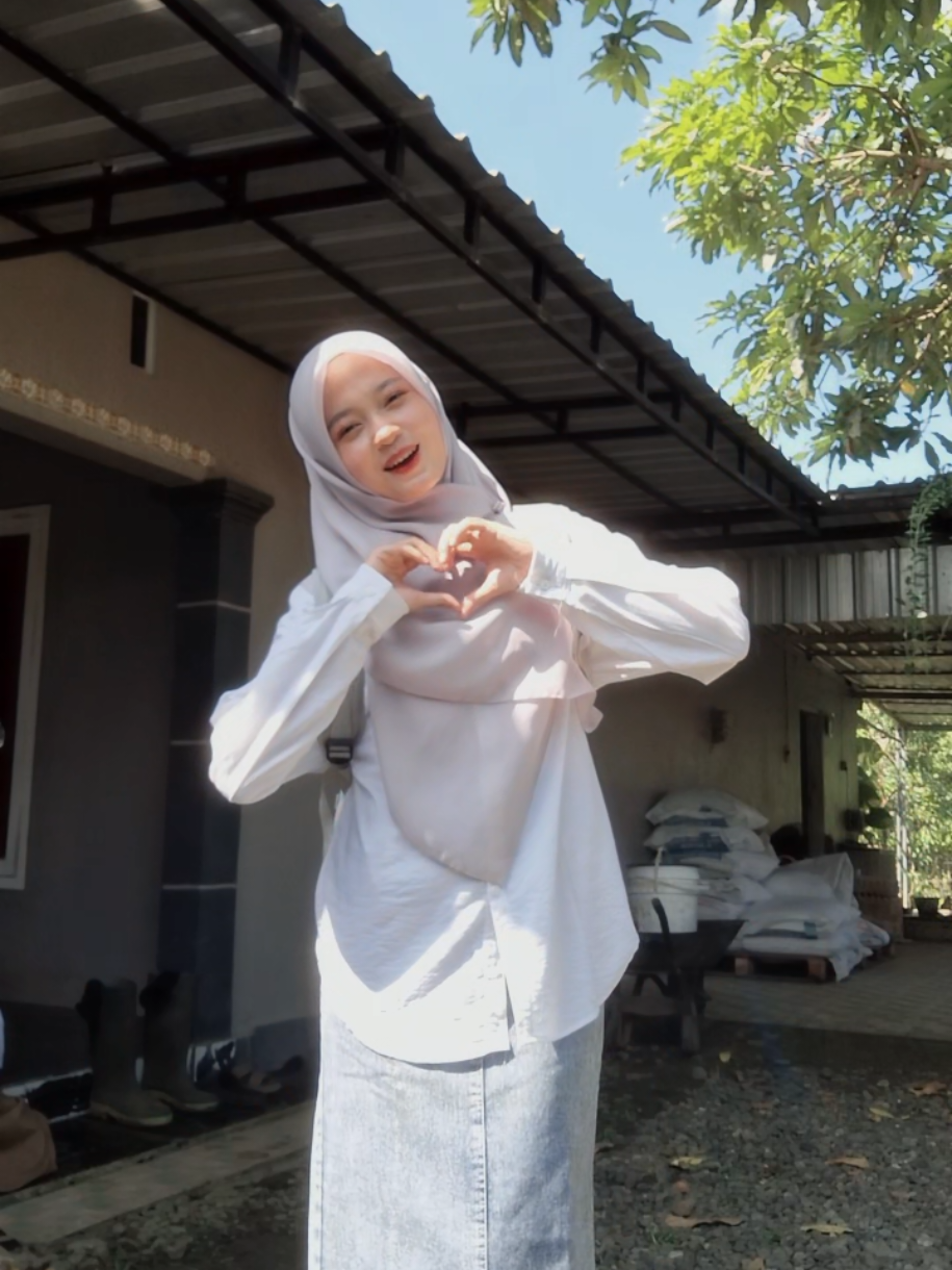 me in white 🤍 #fitcheck #ootdhijab #girl #gurupaud #fypシ゚ 