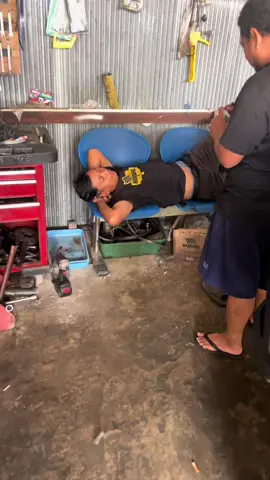 di suprot mamak🤭😂😂#fypシ゚viral #borneokalimantan #bengkelmobil #jmpworkshop #fakesituation⚠️ #mamakece 