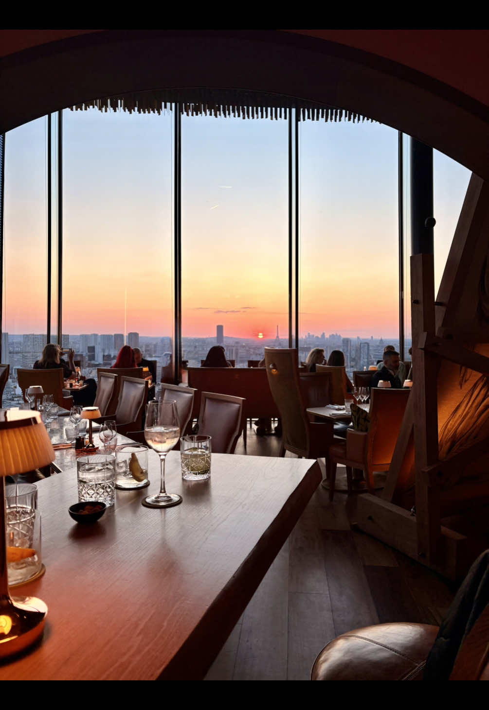 allez en date 🫶 #paris #rooftopinparis #parisianstyle #datenight 