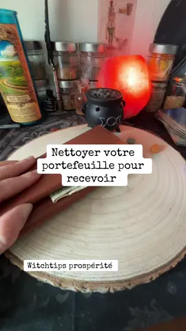 Nettoyer votre porte feuille pour attirer l’abondance  #rituel #nettoyage #abondance #witchtok #pleinelune #spells 