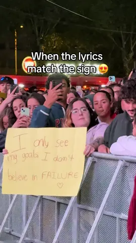 “I only see my goals I don’t believe in failure” 😍 #lukasgraham #live #OnTour 