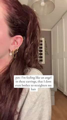 I really love all my piercings, and i LOVE my jewlery🤍🌸💗#piercinginspo #piercingtok #rookpiercing #goldstack #prettygirls #earrings #piercingcheck #sparkle #elegant #stunningearjewlery #jewlery #stackedlobe #helix #piercingideas #piercinglove 