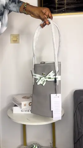 Les sacs Lacoste sont de nouveau disponibles . Prix: 8000fr  Tel: +225 0501609091 #lacoste #saclacoste #pourtoi #saclacosteabidjan 