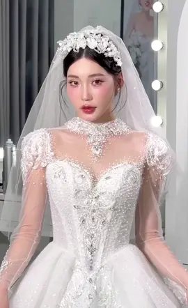 𝑩𝒓𝒊𝒅𝒂𝒍 𝒎𝒂𝒌𝒆𝒖𝒑 𝒄𝒐𝒍𝒍𝒆𝒄𝒕𝒊𝒐𝒏 2025...! Layout cô dâu tóc búi mượt, voan cài đá ngọc chai thêm phần sang chảnh.^^ #dinhthaowedding #prewedding #weddingdress #weddingbride 