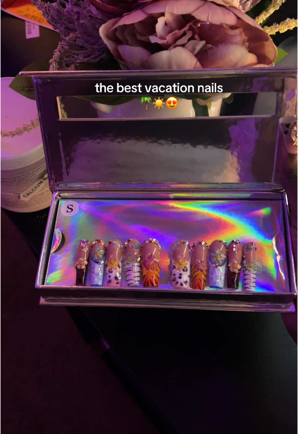 so inlove with these nails 😍 #nails #pressonnails #vacation 