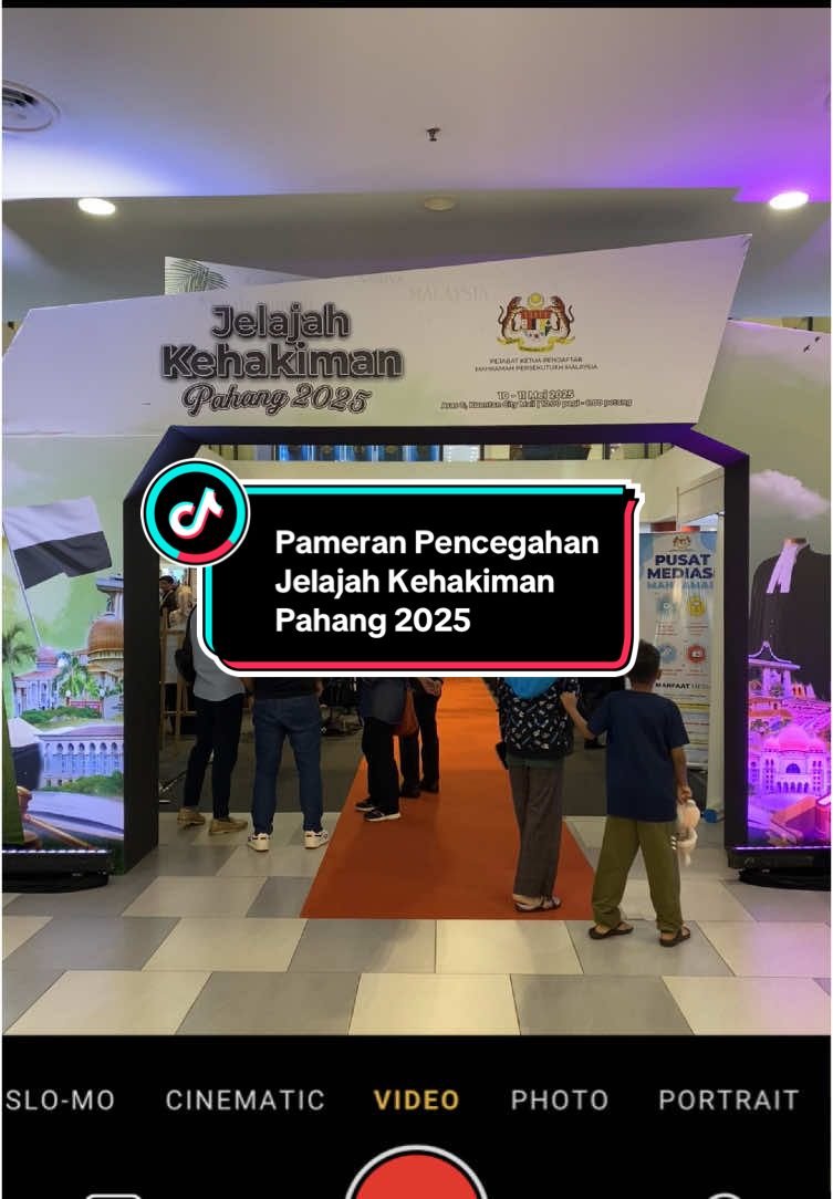 PAMERAN PENCEGAHAN JENAYAH  KOMERSIL SEMPENA JELAJAH KEHAKIMAN PAHANG 2025 Kuantan City Mall, Kuantan 1. Perkongsian  berkaitan Trend Terkini Jenayah Komersil dan langkah-langkah pencegahan serta tips untuk mengelak daripada menjadi mangsa. 2. Memberi amaran mengenai bahaya keldai akaun dan memberi nasihat supaya tidak memberikan maklumat akaun/perbankan kepada pihak lain. 3. Perkongsian QR Code yang mengandungi aplikasi Semakmule dan juga pelbagai saluran media sosial JSJK PDRM untuk diikuti oleh masyarakat bagi mendapatkan maklumat yang lebih lengkap mengenai jenayah komersil.#keldaiakaun #jelajahkehakimanpahang2025 #pdrm #jsjk #besmartstayalert 