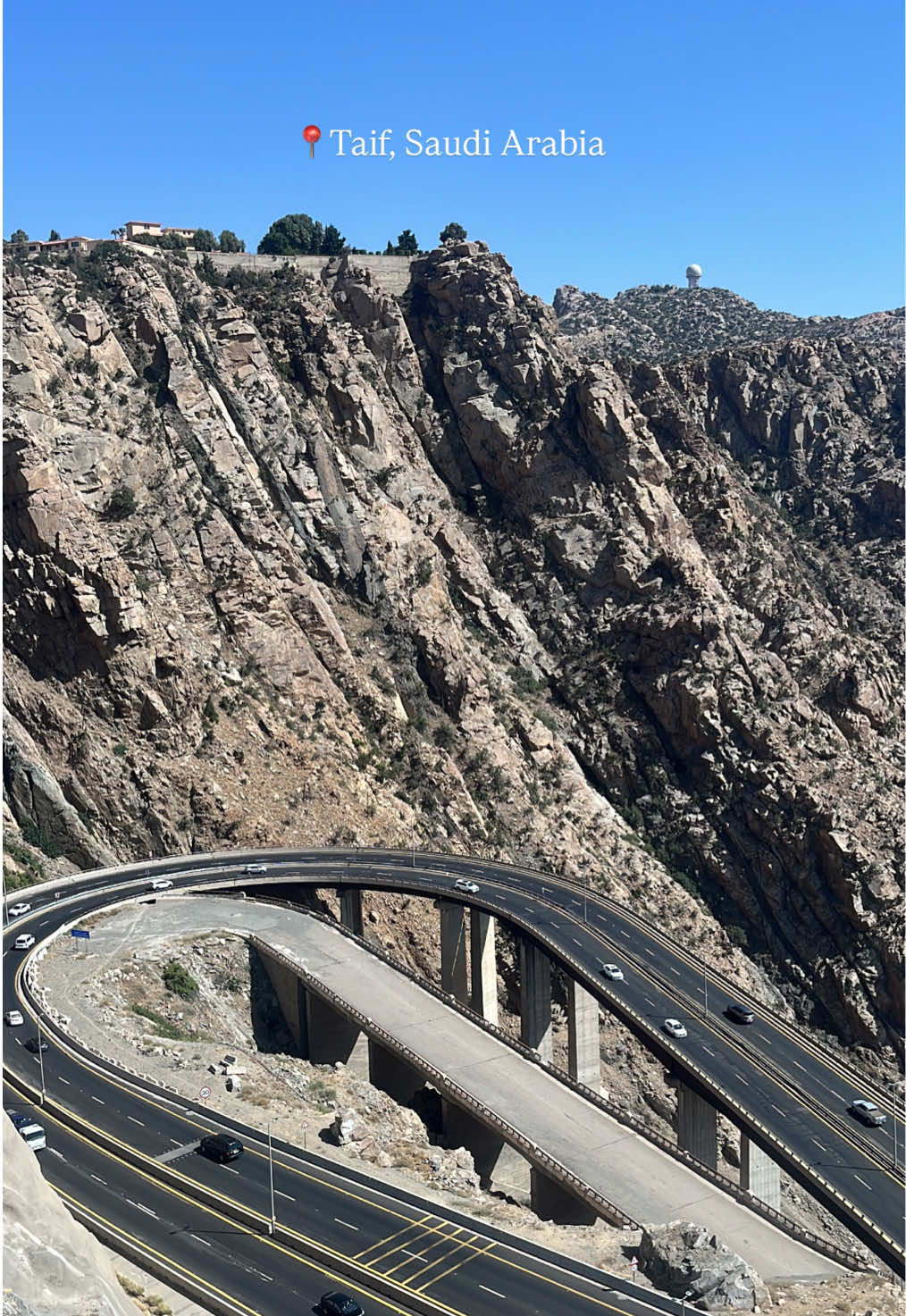 Taif itu kota di Arab Saudi yg ada di pegunungan. Udaranya adem, banyak kebun mawar, dan penuh cerita sejarah Islam. Seru bgt buat dijelajahi! #taif #saudiarabia #KSA #islamic_video #islam #traveltiktok #explore #travelling #foryou #fypage 